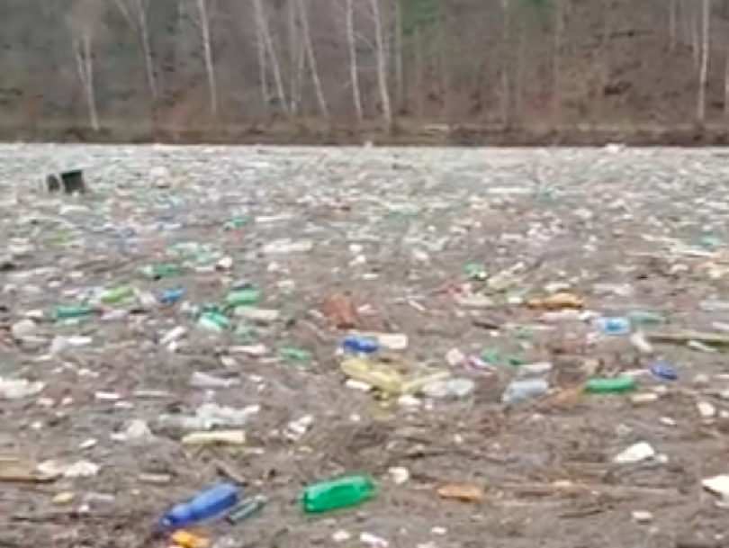 Vodná nádrž Ružín na východe Slovenska je plná plastov a smetí.