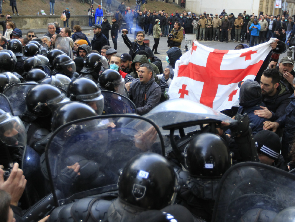 Dovedna 37 ľudí zadržala v pondelok gruzínska polícia počas likvidácie tábora demonštrantov