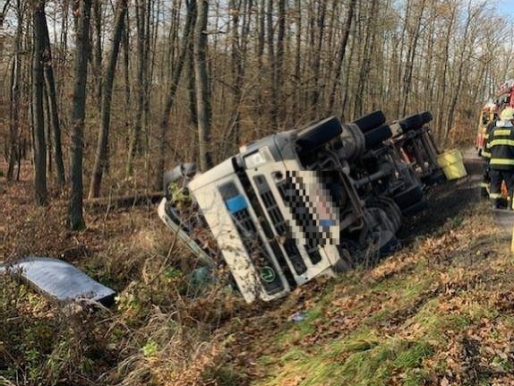 Na snímke je prevrátený kamión mimo cesty, ktorý prevážal drevo neďaleko obce Bátka v Rimavskosobotskom okrese