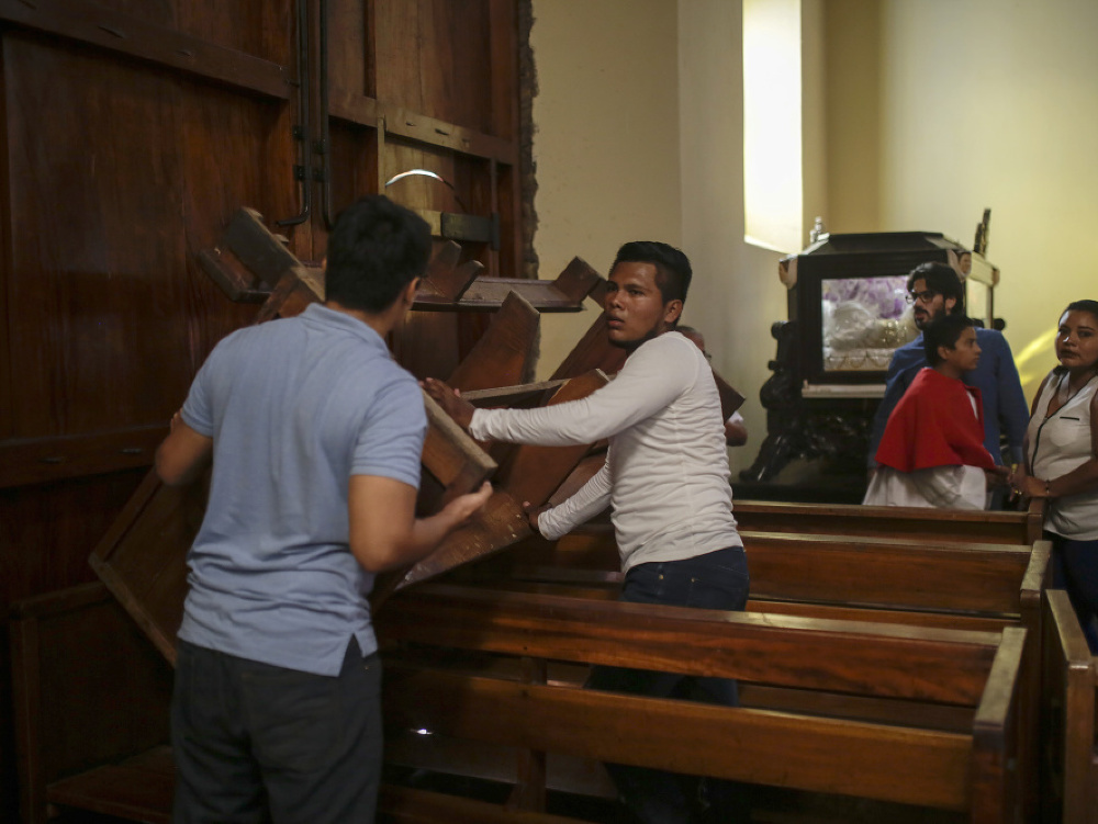 Miništranti a farníci zabarikádovali  jeden z vchodov do kostola
