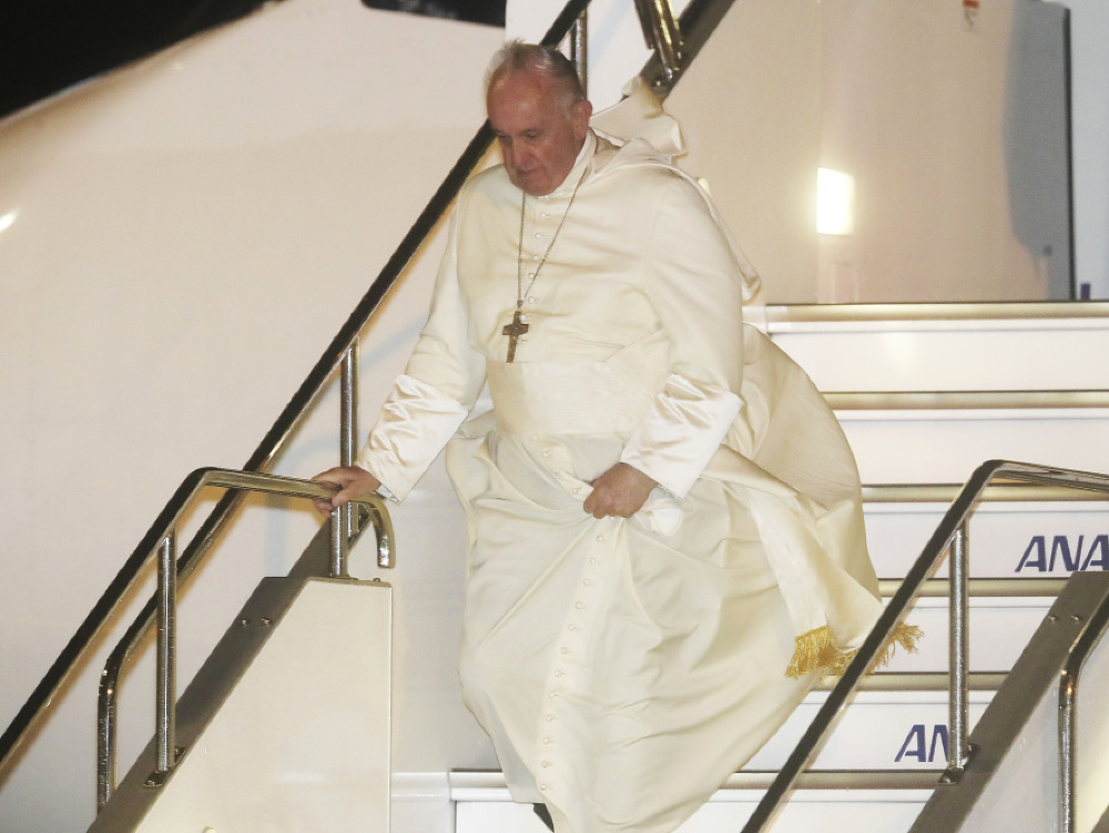Pápež František po pristátí v Tokiu. 