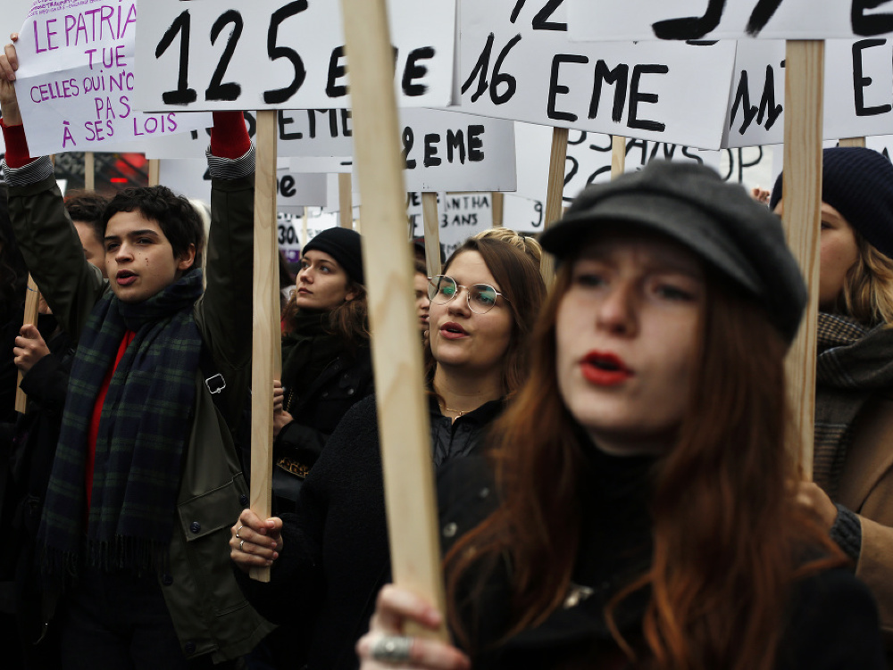 V Paríži protestovali proti násiliu voči ženám tisíce ľudí.