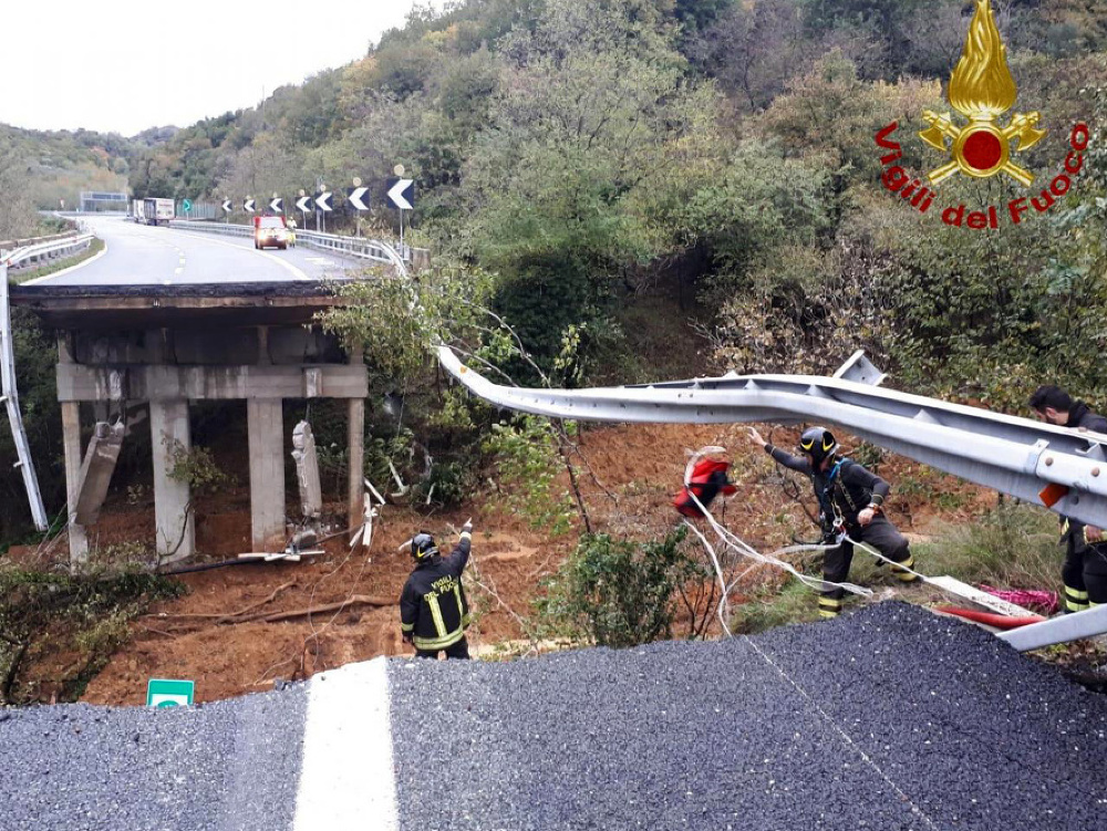 Pri Savone sa zrútila časť diaľničného viaduktu