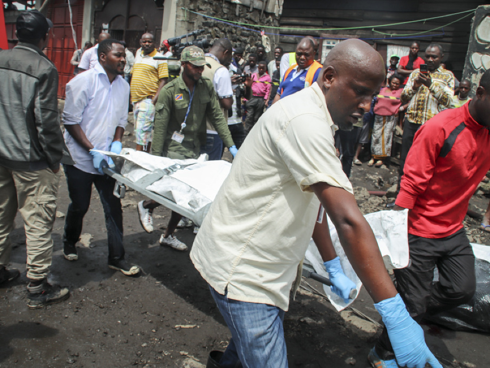 Záchranári vyťahujú telá z trosiek havarovaného lietadla v Gome na východe Konžskej demokratickej republike (KDR)