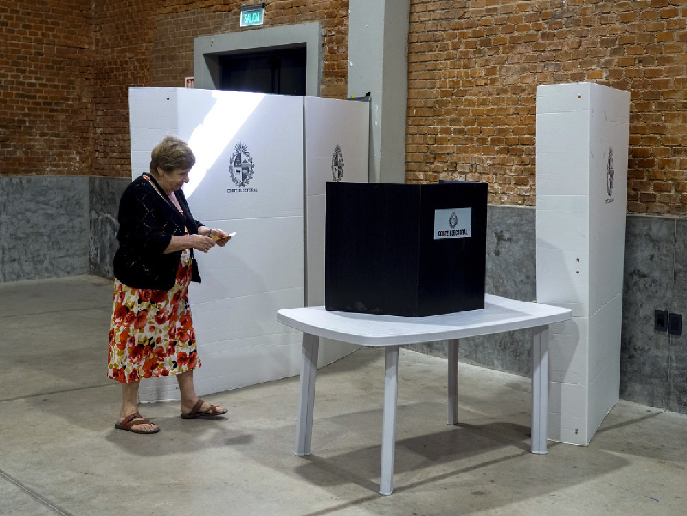 Žena hlasuje v druhom kole prezidentských volieb v uruguajskom Montevideu
