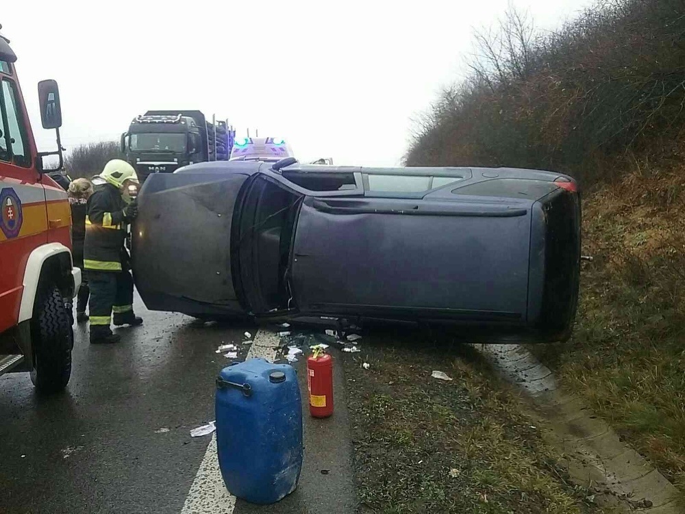 Pri nehode sa zranilo päť ľudí.