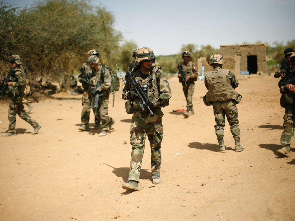 K havárii francúzskych vrtuľníkov v Mali sa prihlásila skupina napojená na Daeš