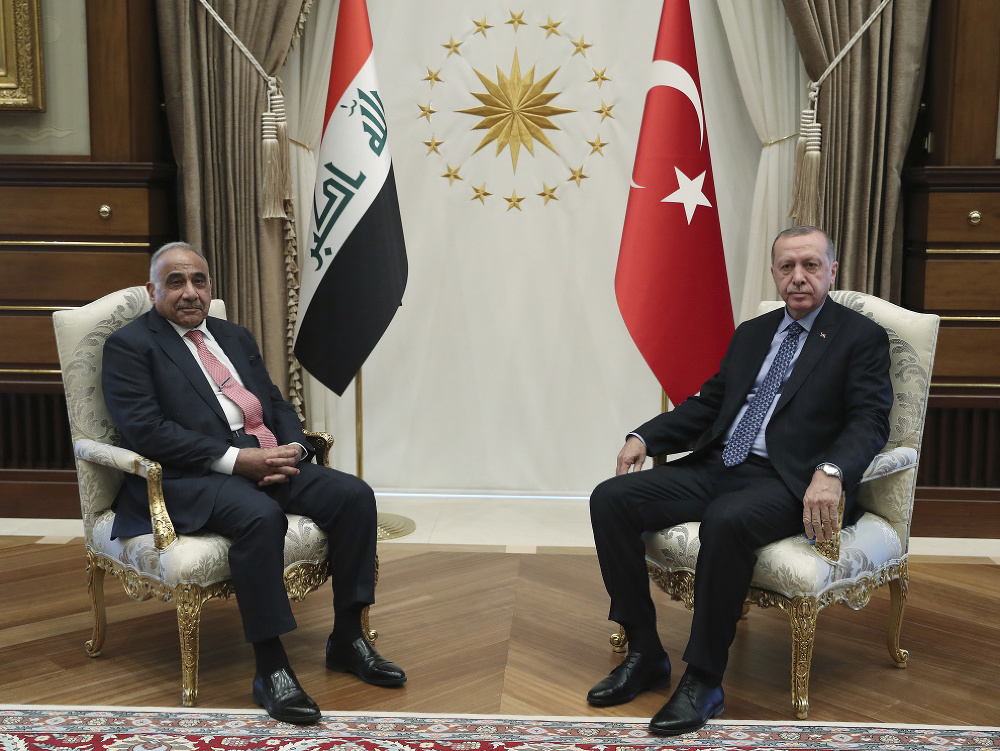 Turecký prezident Recep Tayyip Erdogan (vpravo) sa rozpráva s irackým premiérom Ádilom Abdalom Mahdím počas ich stretnutia v Ankare 