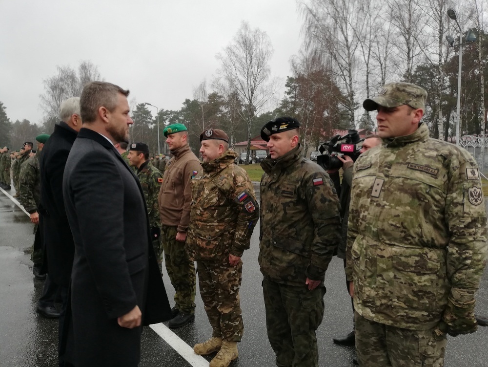 Premiér Peter Pellegrini počas uvítacieho ceremoniálu na vojenskej základni v Adaži v Lotyšsku