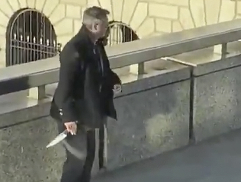 Na snímke muž drží nôž, ktorým páchateľ vraždil na moste London Bridge 