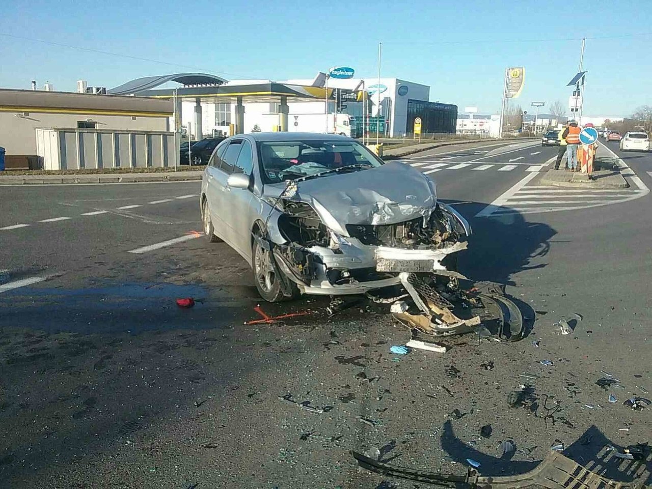 Hasiči v sobotu zasahovali na Diaľničnej ceste v Senci, kde sa zrazili dve motorové vozidlá.