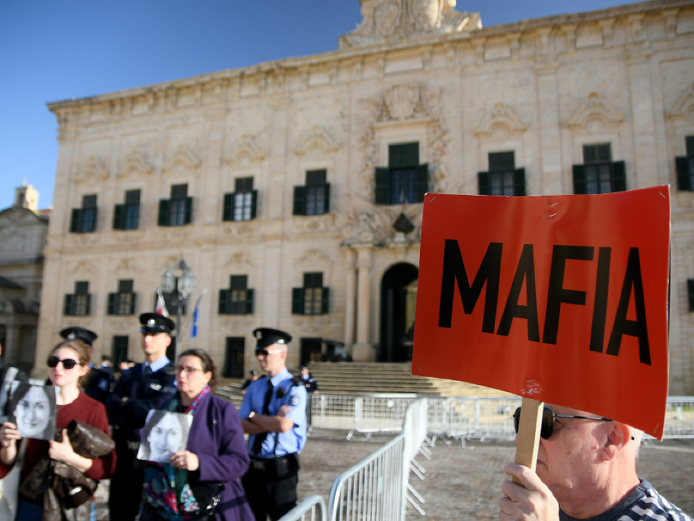 Ľudia protestujú pred úradom maltského premiéra vo Vallette. 