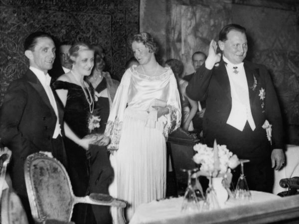 Joseph Goebbels (vľavo) so ženou Magdou