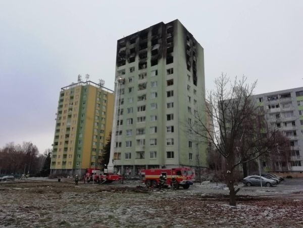 Zničený bytový dom po výbuchu