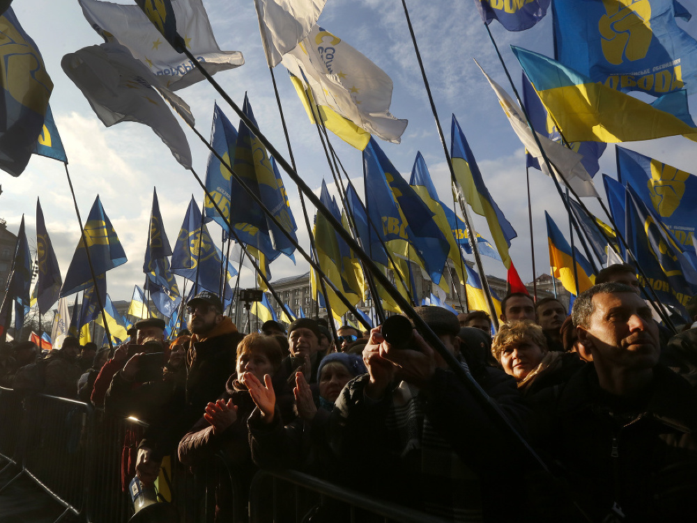 Tisíce ľudí v uliciach Kyjeva.