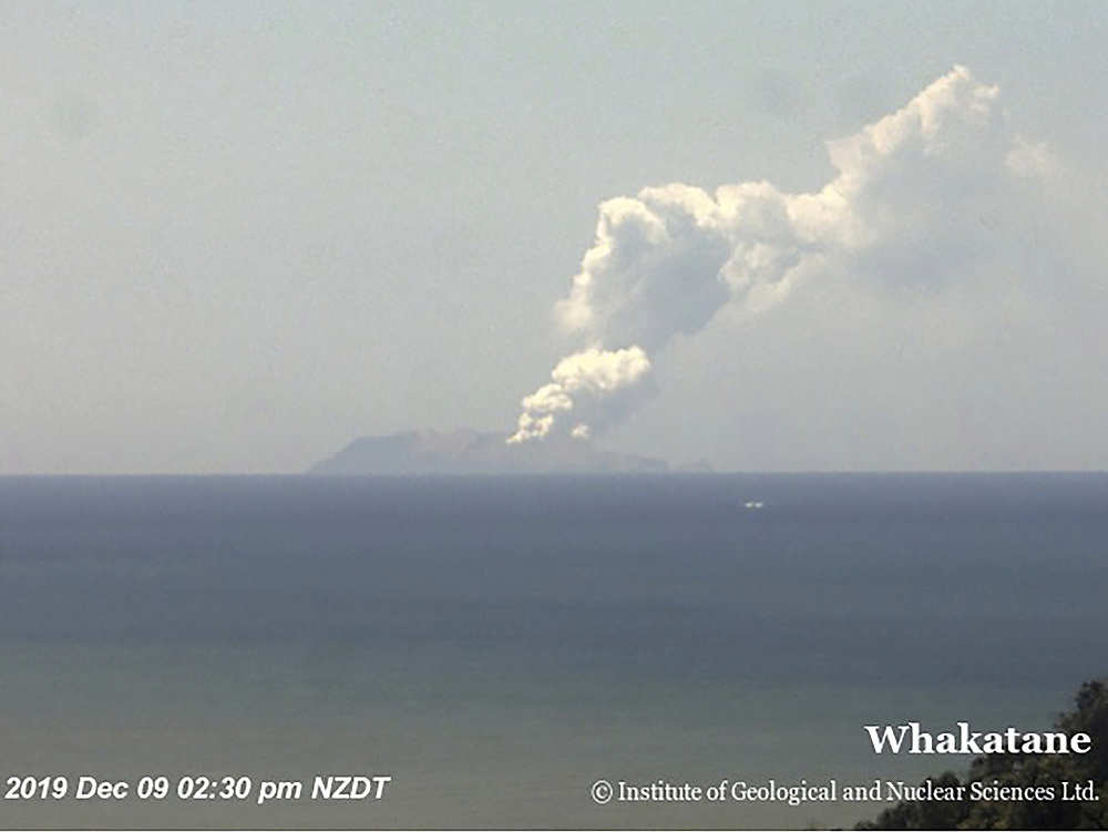 Na ostrove White Island utrpelo zranenia v dôsledku erupcie vulkánu približne 20 ľudí