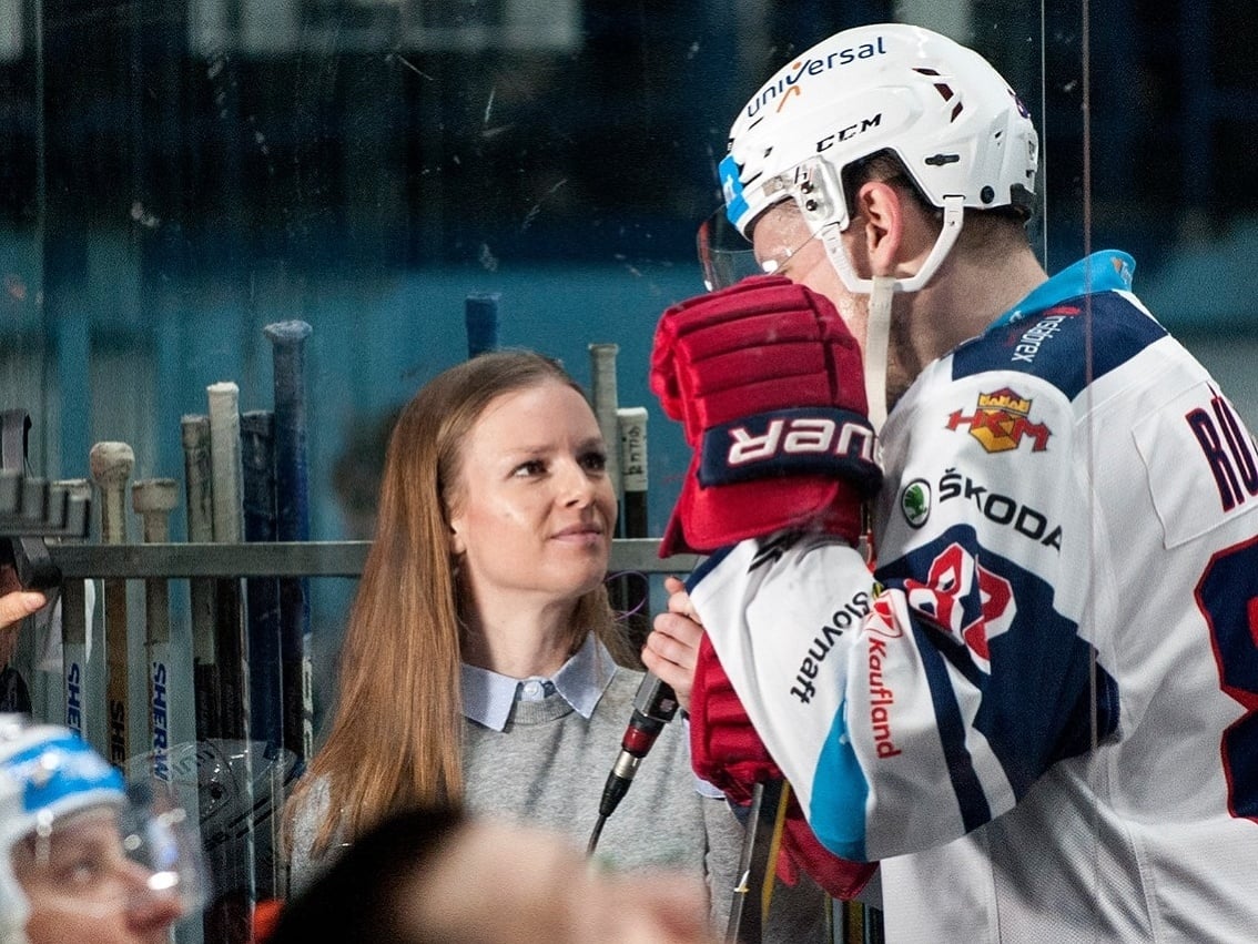 Redaktorka RTVS Barbora Žiačiková skončila po včerajšom hokejovom zápase s nepríjemným zranením.