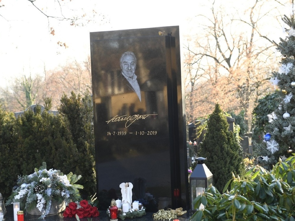 Hrob Karla Gotta zdobí aj drobný slávik.