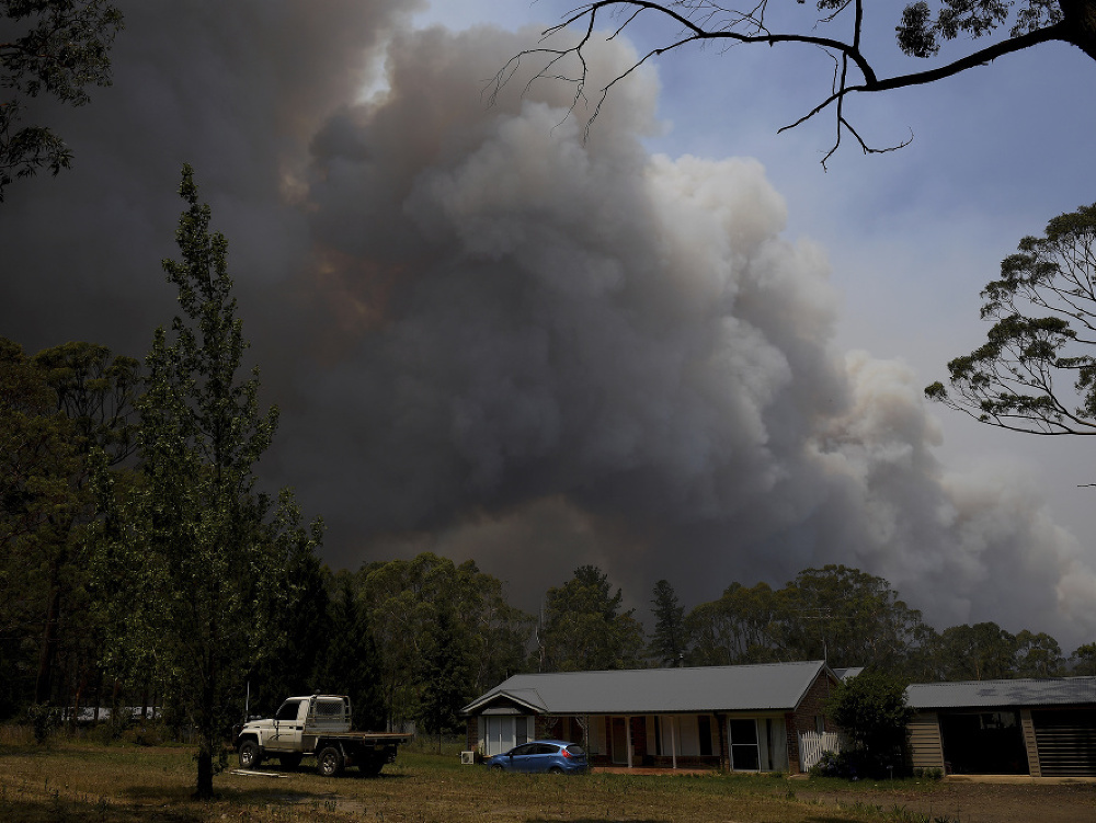 Niekoľko tisíc hasičov bojovalo s desiatkami lesných požiarov, ktoré sa v štyroch z ôsmich austrálskych štátov a teritórií vymkli spod kontroly. 