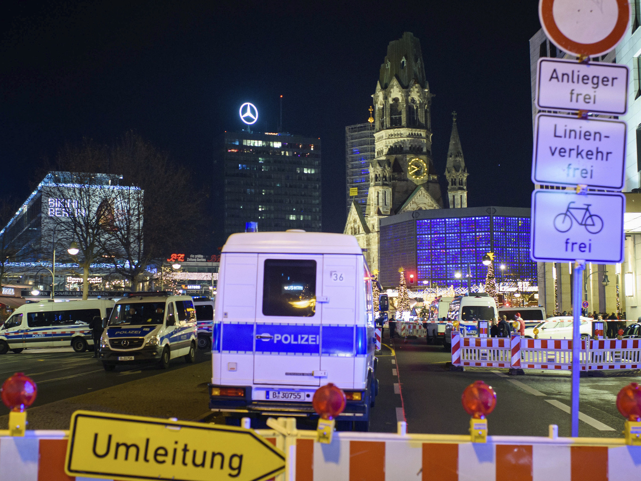 Berlínska polícia evakuovala vianočný trh, ktorý bol pred troma rokmi dejiskom krvavého teroristického útoku.