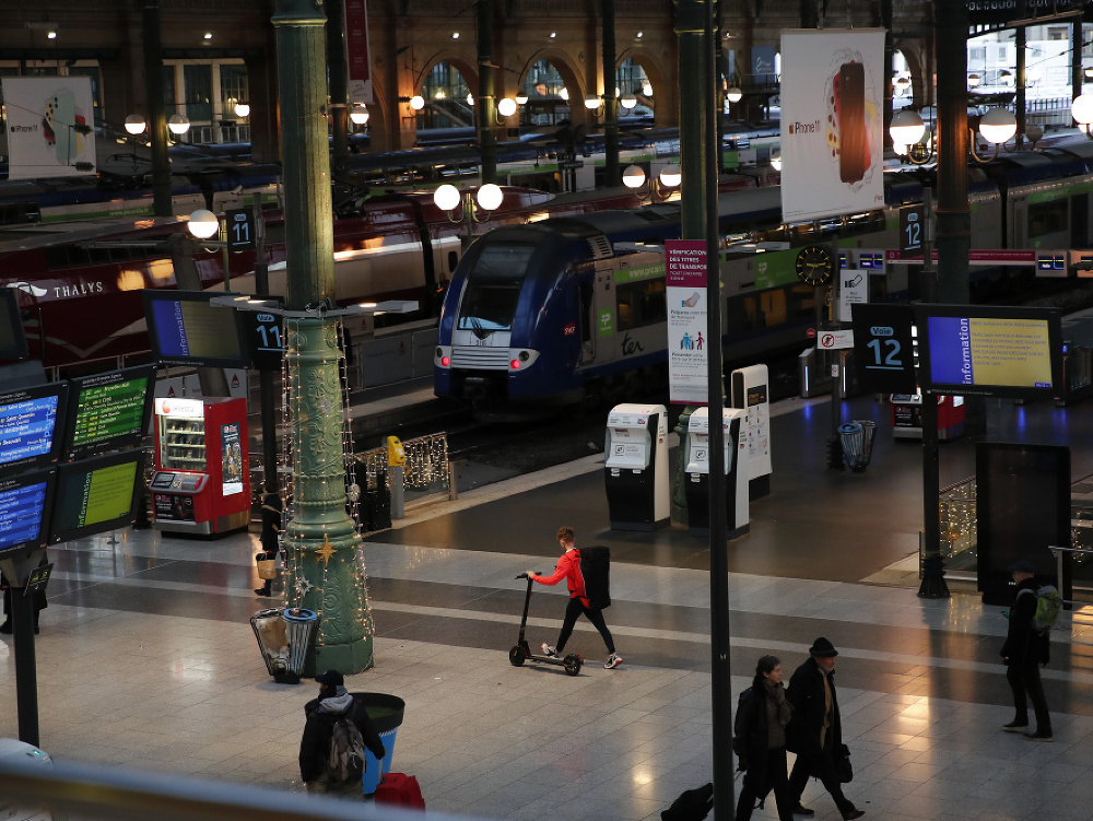 Železničiari vo Francúzsku pokračujú v štrajku aj cez Vianoce