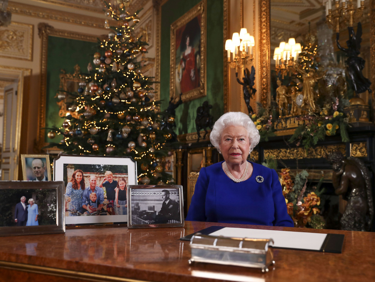 Britská kráľovná pózuje počas nahrávania tradičného vianočného príhovoru na hrade Windsor.