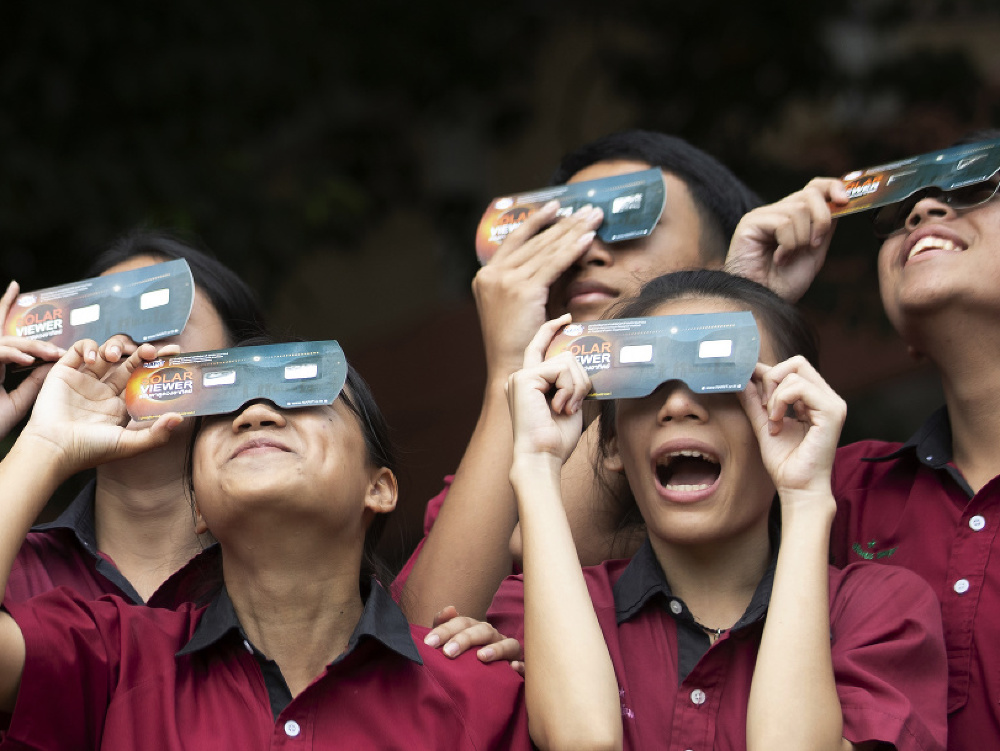 Študenti sledujú prstencové zatmenie Slnka pomocou špeciálnych filtrov v Bangkoku