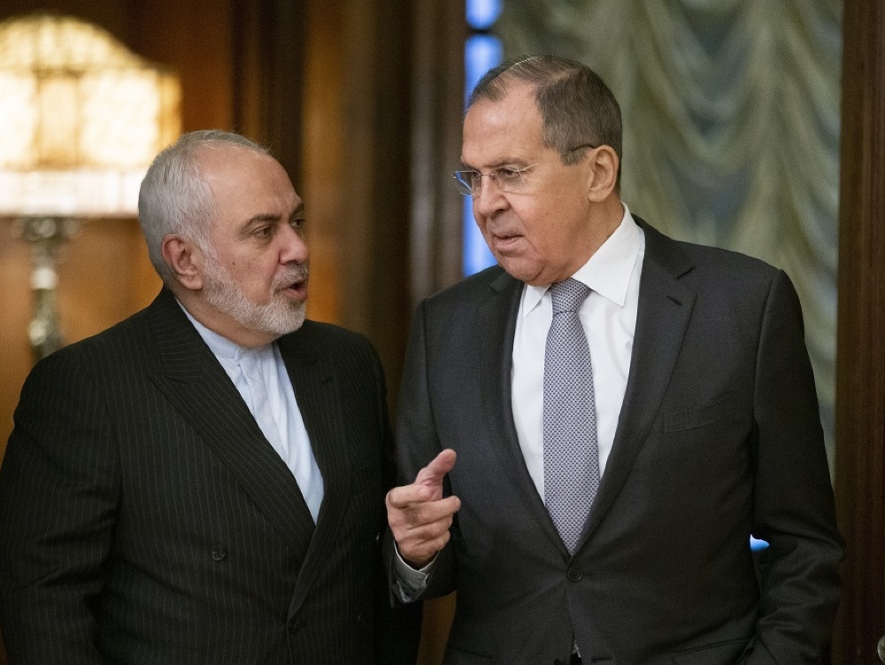Ruský minister zahraničných vecí Sergej Lavrov (vpravo) kráča so svojím iránskym rezortným partnerom Mohammadom Džavádom Zarífom