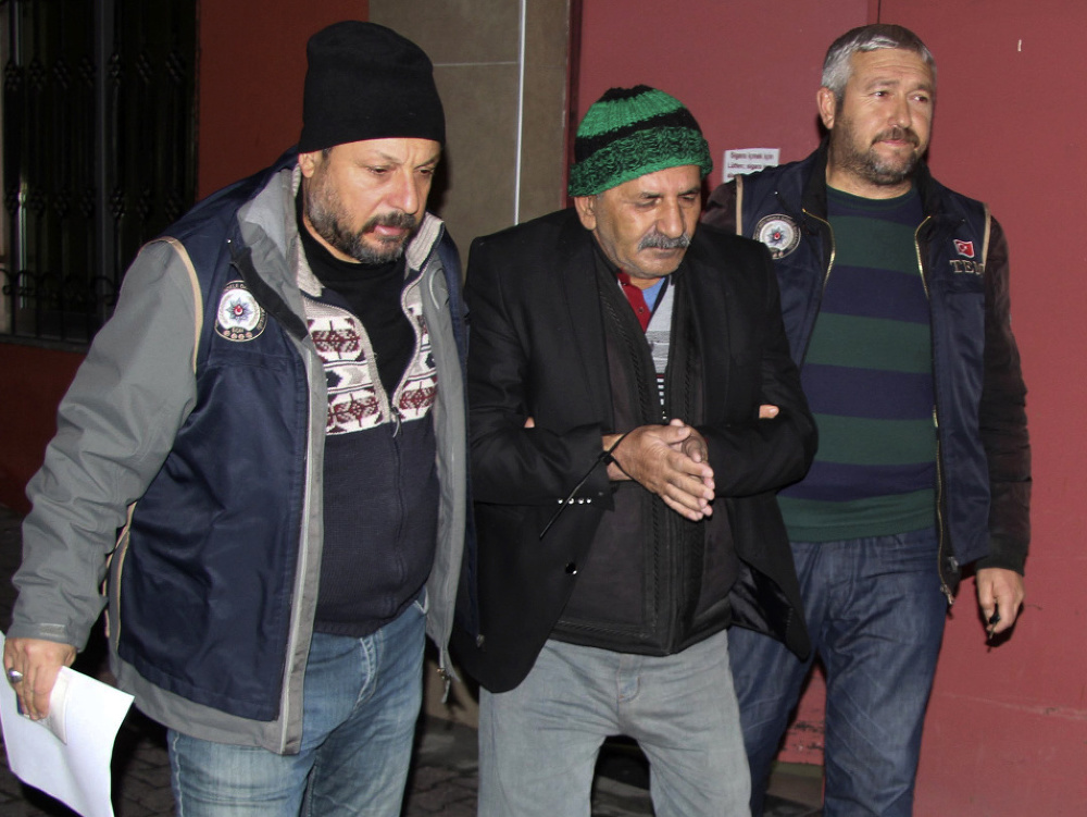 Bezpečnostní pracovníci zatýkajú muža v tureckom Kayseri