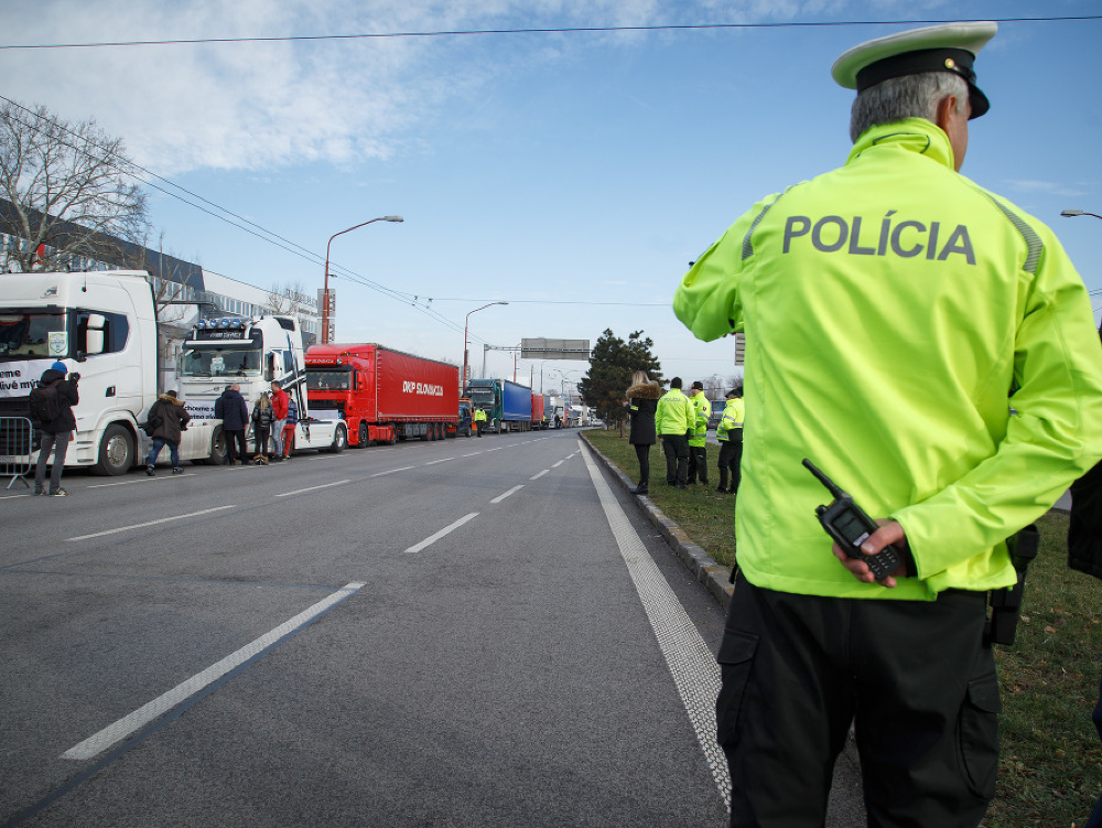 Pohľad na kamióny na Tomášikovej ulici počas štrajku zástupcov Únie autodopravcov Slovenska