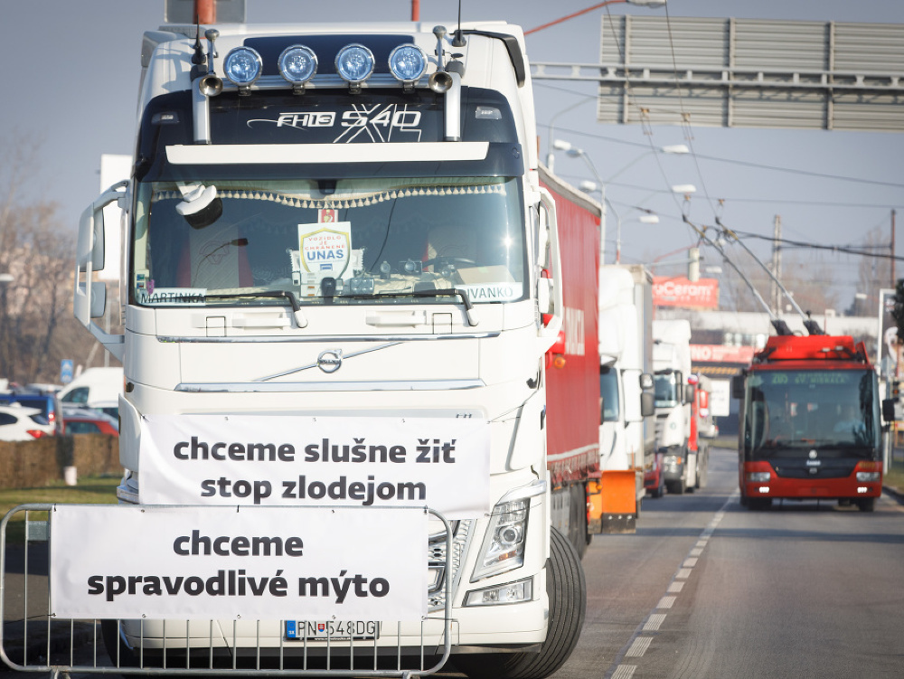 Pohľad na kamióny na Rožňavskej ulici počas dnešného protestu