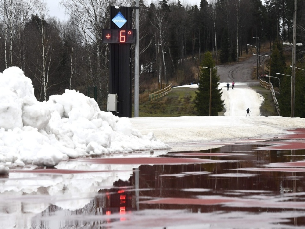 Ľudia lyžujú na umelom snehu v meste Vantaa na juhu Fínska