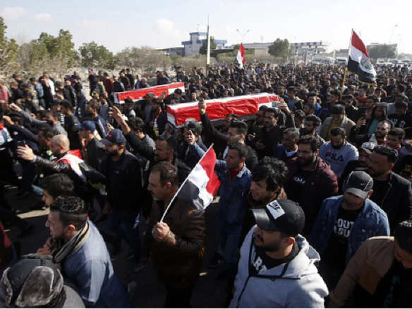 Do ulíc v Bagdade prišli stovky ľudí. 