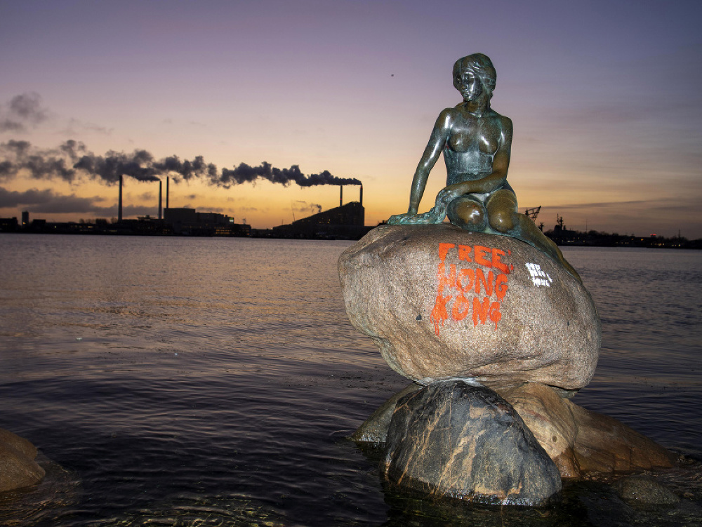 Na soche Malej morskej víly v Kodani sa objavil nápis 