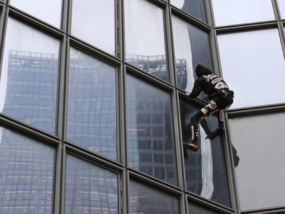 Francúzsky Spiderman zdolal na protest voči penzijnej reforme mrakodrap v Paríži