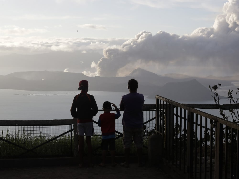 Sopka Taal stále chrlí lávu