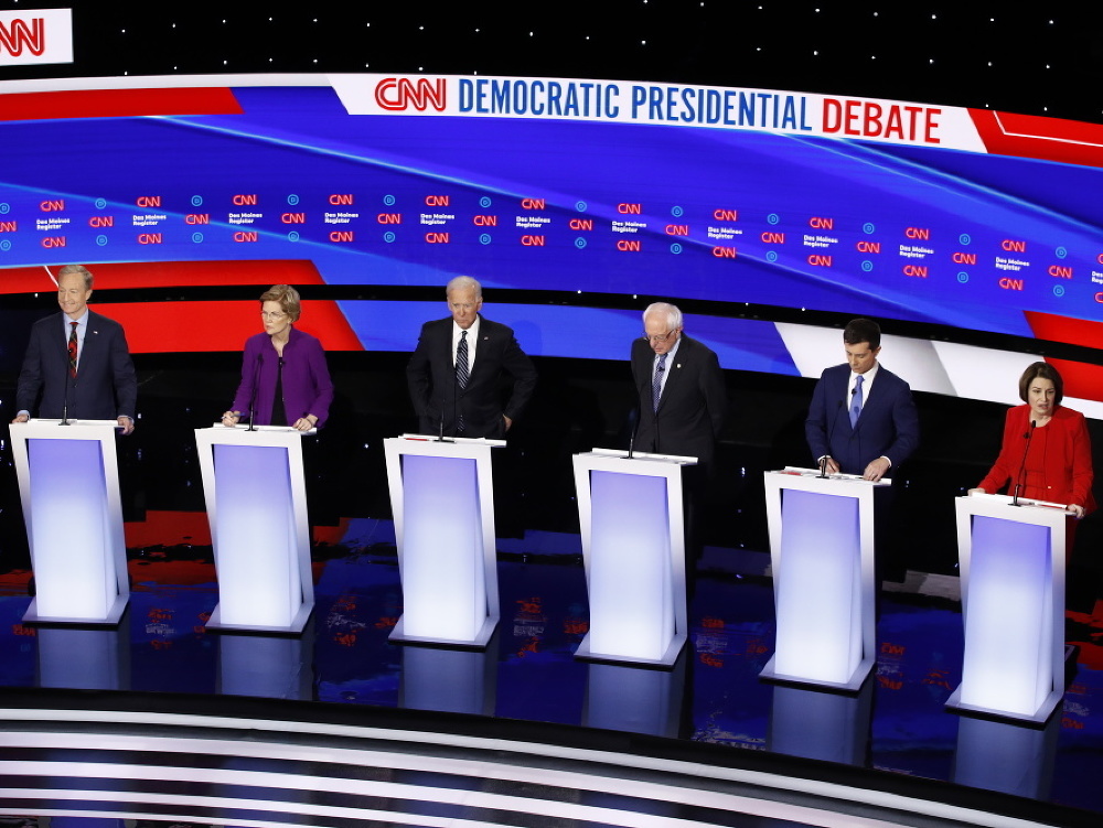 Posledná debata uchádzačov o prezidentskú kandidatúru americkej Demokratickej strany pred začiatkom primárok