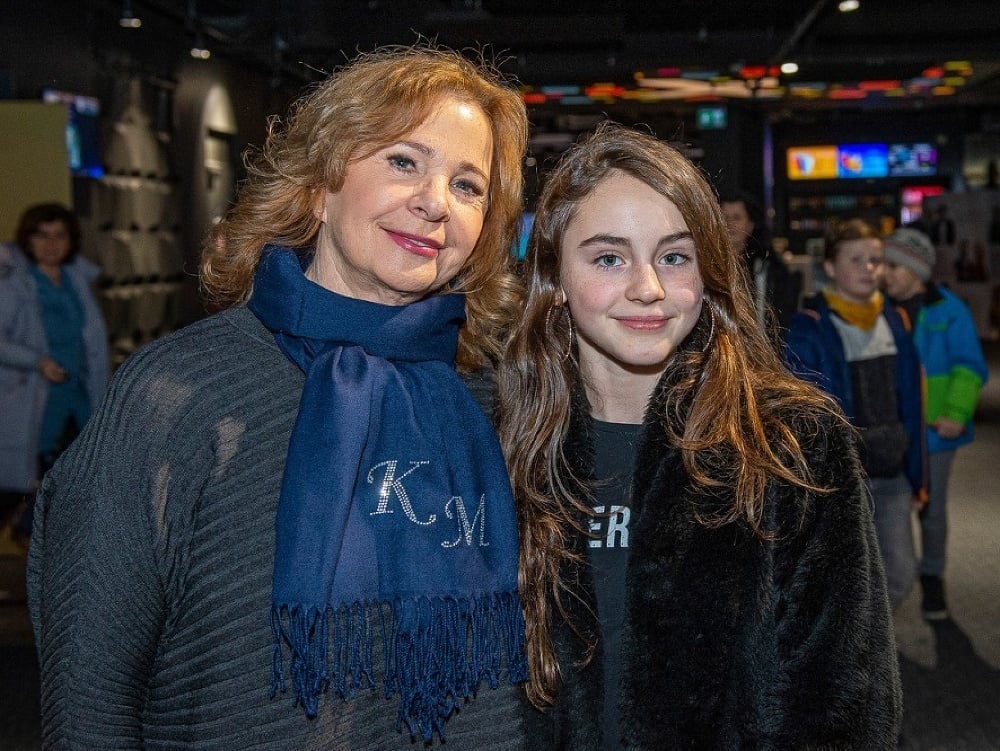 Kamila Magálová prišla do kina v spoločnosti vnučky. 