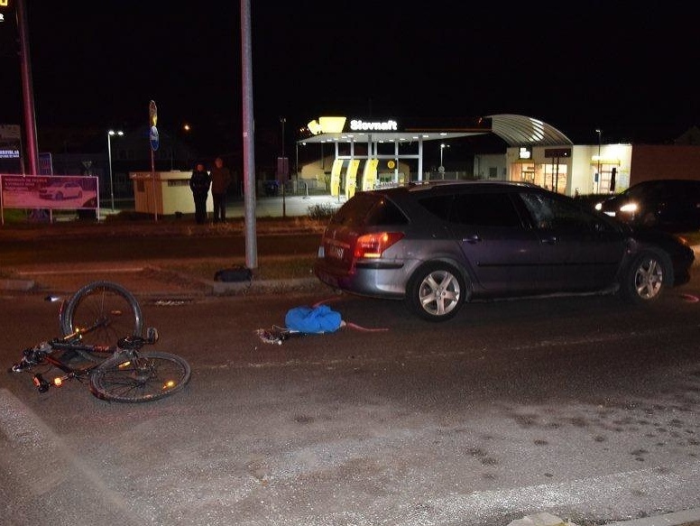 Policajti pomáhali cyklistovi, ktorého zrazilo auto