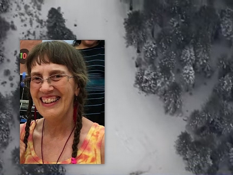 Paulu Beth James, ktorá na týždeň uviazla v aute, keď ju zasypal sneh, zazreli z helikoptéry