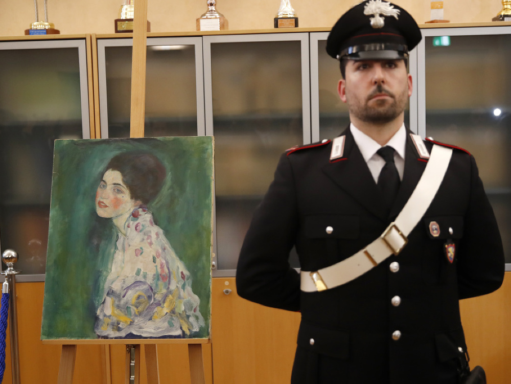 Polícia stráži maľbu s názvom Portrét dámy z dielne maliara Gustava Klimta nájdenú v decembri 2019 v stene galérie v talianskej Piacenze