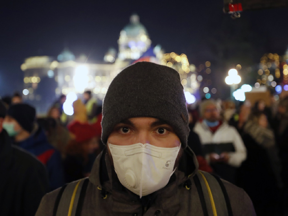 Belehradčania protestovali proti smogu s rúškami na tvárach.