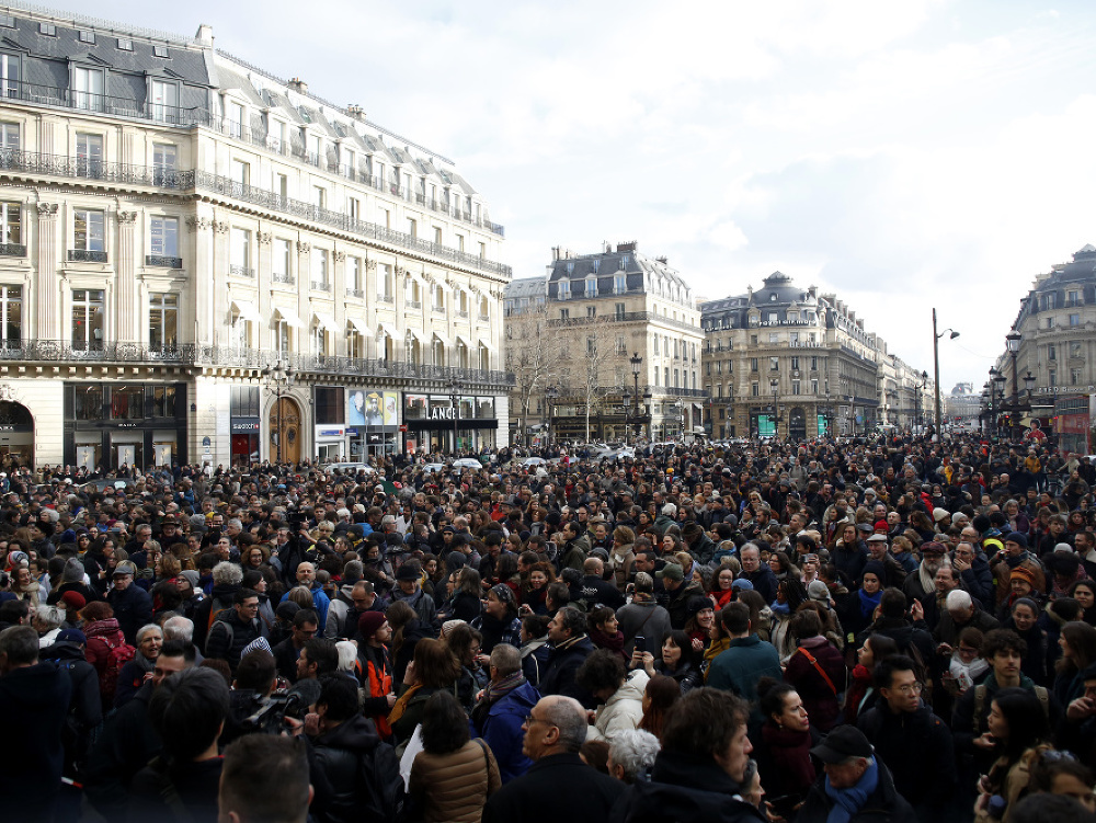 Dav demonštrantov počúva vystúpenie štrajkujúcich hudobníkov parížskej Opery počas protestného zhromaždenia proti Macronovej penzijnej reforme