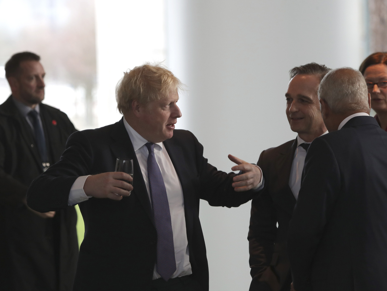 Britský premiér Boris Johnson (vľavo) sa rozpráva s nemeckým ministrom zahraničných vecí Heikom Maasom (uprostred) a generálnym tajomníkom Ligy Arabských štátov (LAŠ) Ahmedom Abúlom Gheitom (druhý sprava) počas summitu o Líbyi