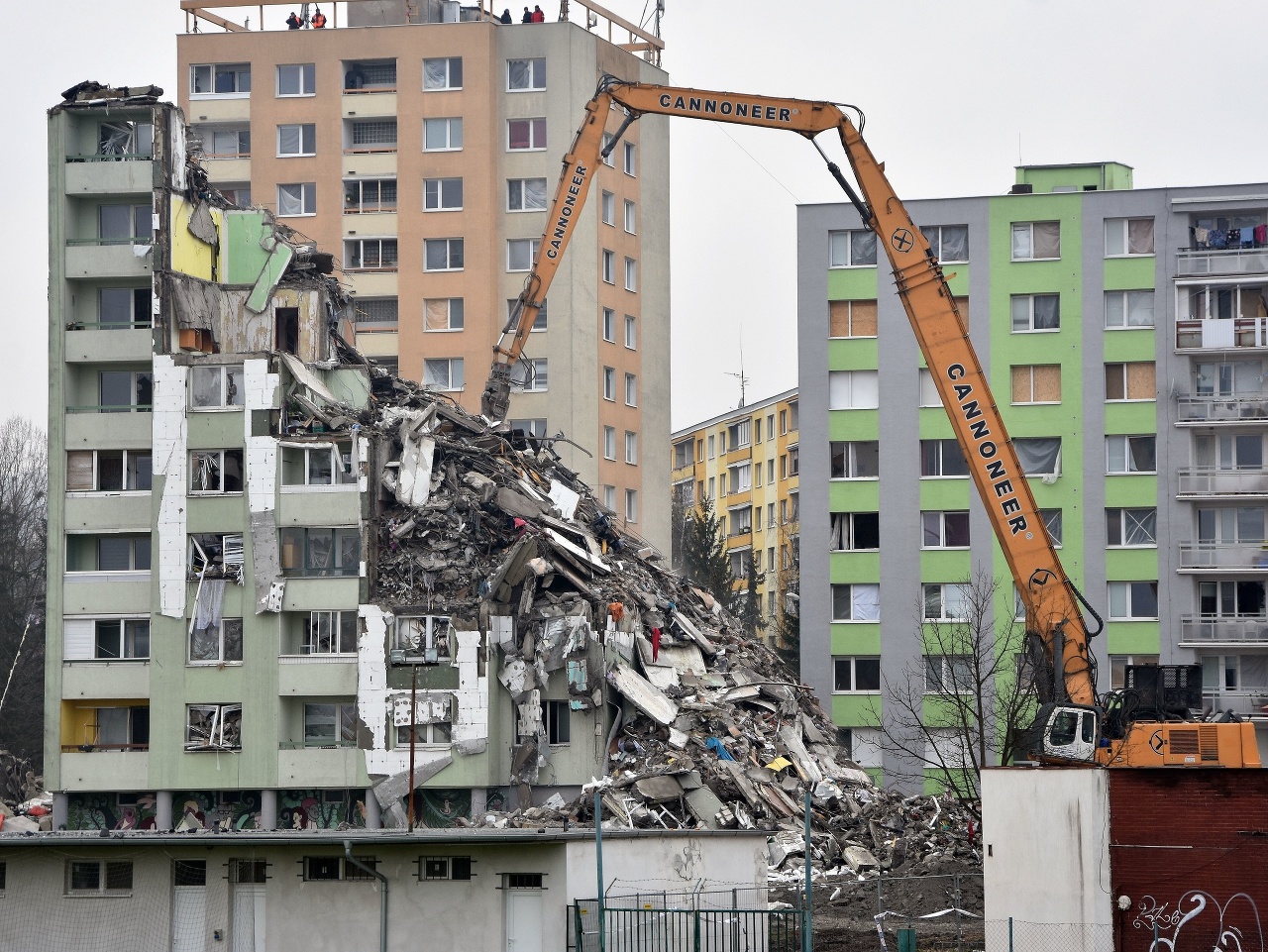 Tretí deň demolácie bytovky na Mukačevskej ulici v Prešove.