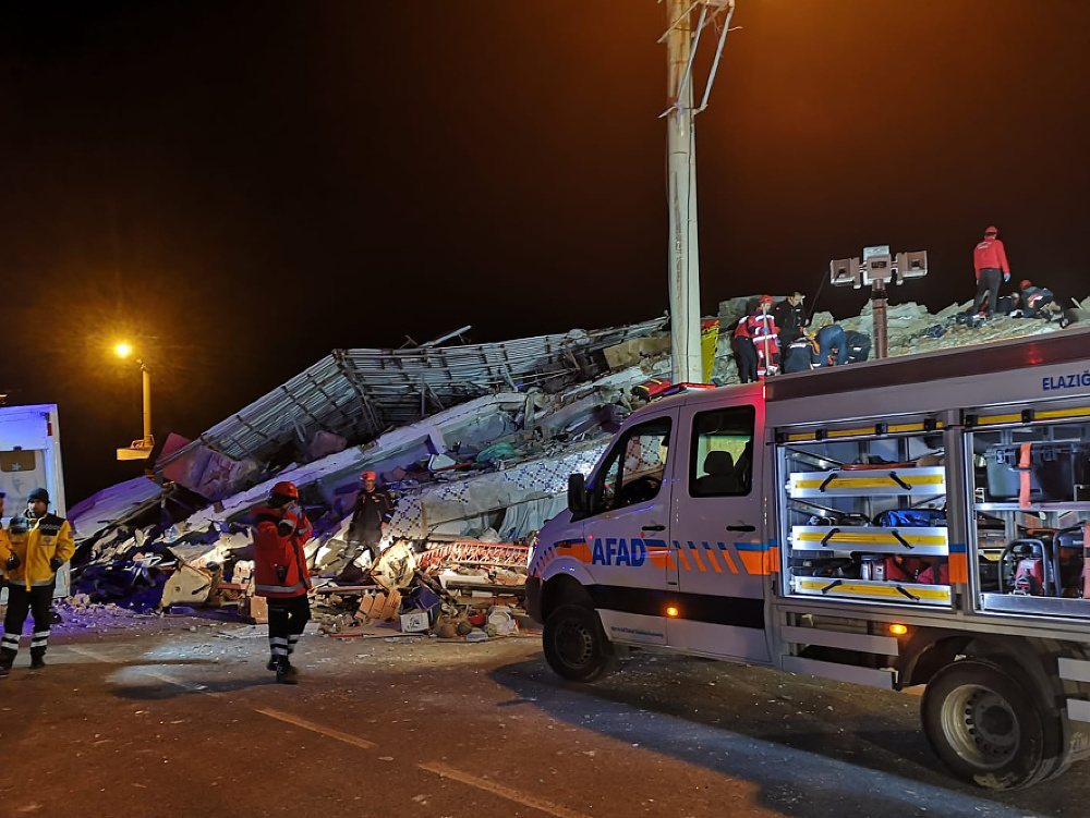 Na najmenej 38 mŕtvych a 1600 zranených stúpol počet obetí zemetrasenia, ktoré postihlo východ Turecka