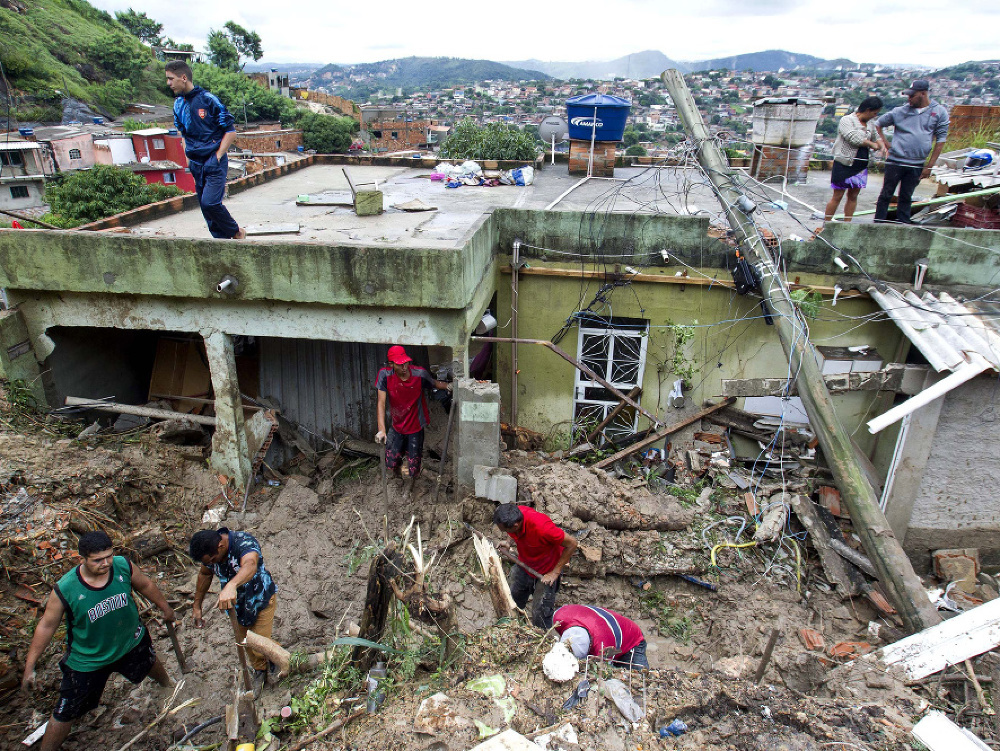 Pri záplavách a zosuvoch pôdy spôsobených dažďami v Brazílii zahynulo 30 ľudí
