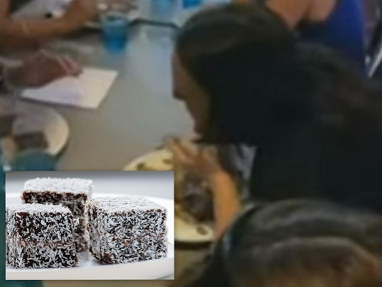 Vo videu je vidieť súťažiacich, ako jedia koláče a 