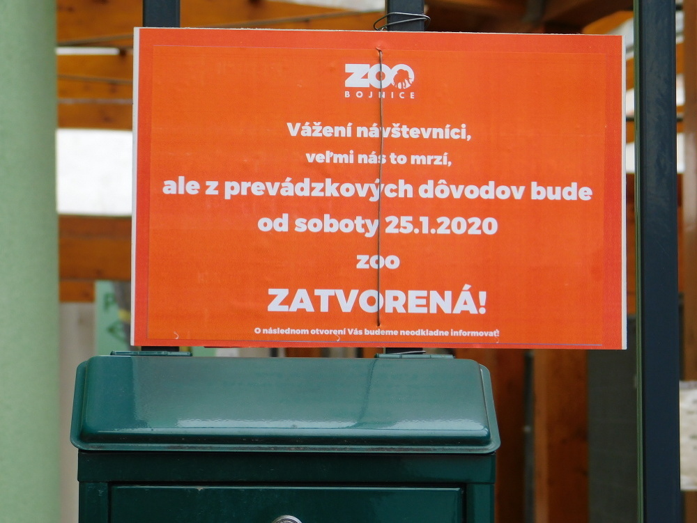 Na snímke oznam pri vchode do Národnej zoologickej záhrady v Bojniciach