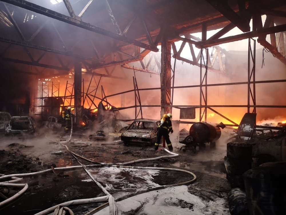 Hasičom sa už podarilo lokalizovať požiar výrobnej haly v Šuranoch